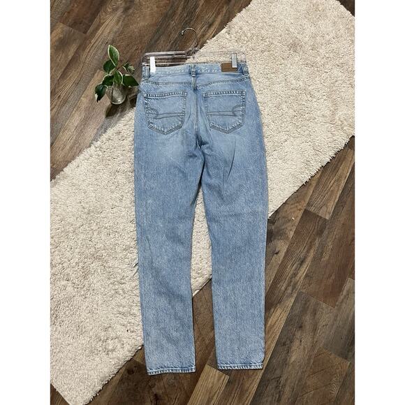 American Eagle Size 0 Light Wash Distressed High Rise Mom Jeans - Picture 4 of 7